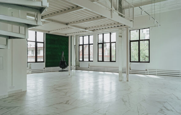 Белый лофт с верандой