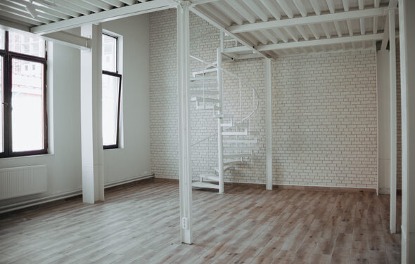 Белый лофт с винтовой лестницей  