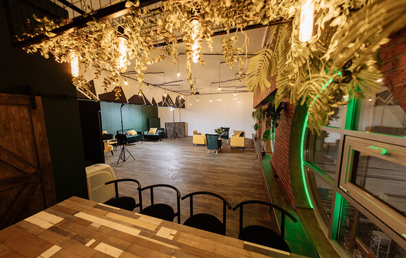 Лофт с круглыми окнами