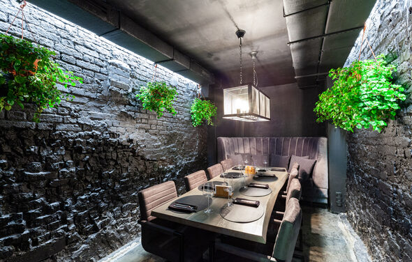 Мини-лофт с большим столом для камерных мероприятий