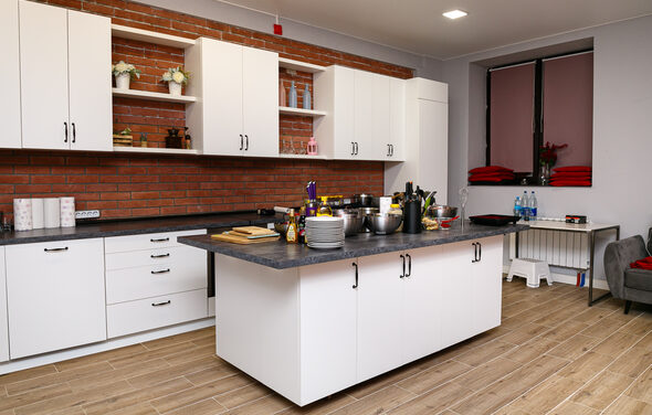 Многофункциональный лофт-кухня с островком