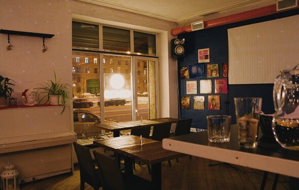 Бар под закрытие с панорамным окном