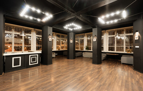 Лофт с зеркальной стеной