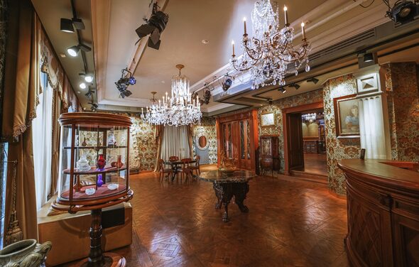 Зонированное пространство с антикварной мебелью 