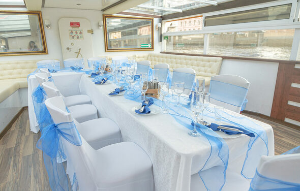 Теплоход с банкетной зоной 