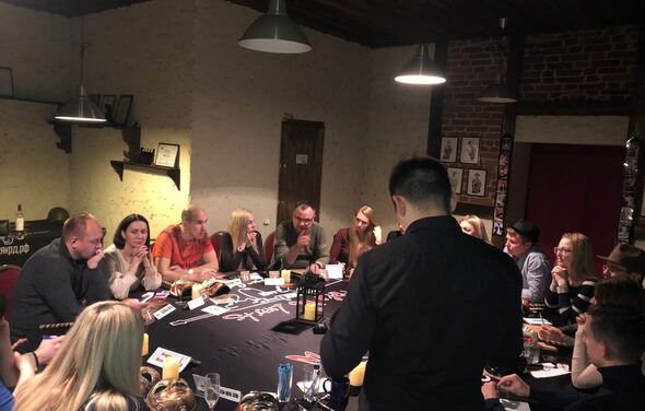 Тематический лофт с большим круглым столом