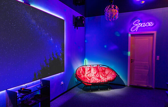 Зал Космос. Тёмная лофт-комната 