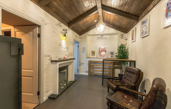 Светлый лофт с большими окнами