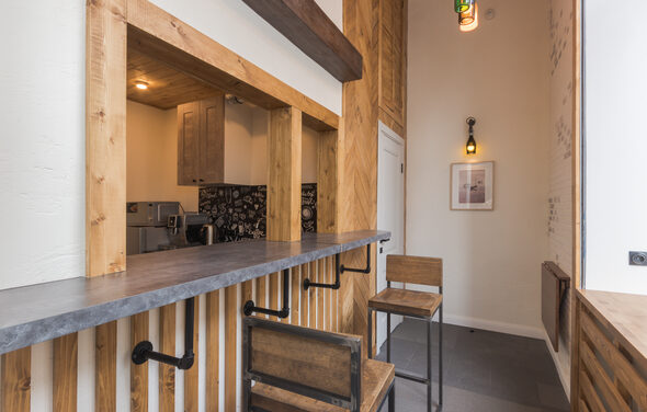 Светлый лофт с большими окнами