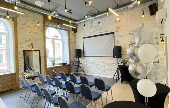 Светлый лофт с большими окнами