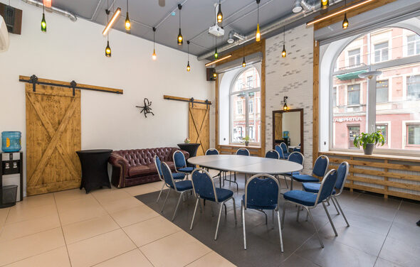 Светлый лофт с большими окнами