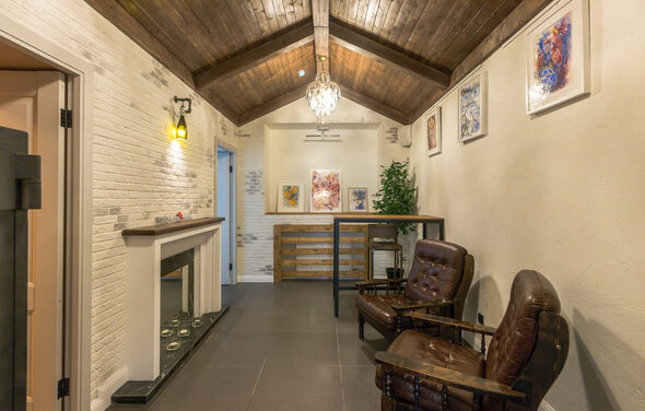 Светлый лофт с большими окнами