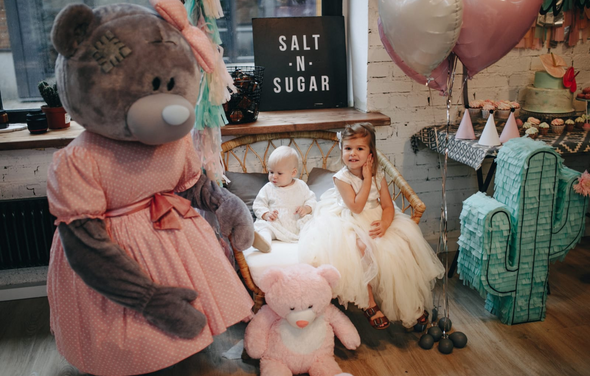 Лофт с кухней в белом кирпиче для детских праздников 