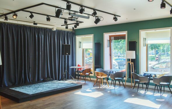 Книги и кофе. Творческий лофт со сценой