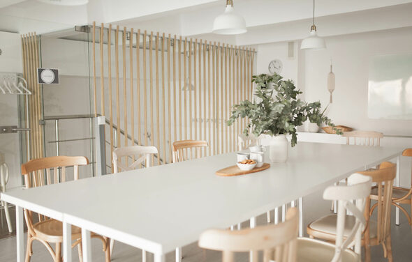 Натура Место. Белый зал в лофтовой студии