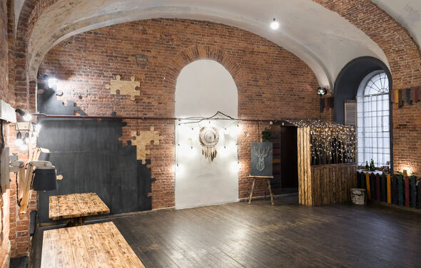 Лофт с арочными окнами и отдельным входом