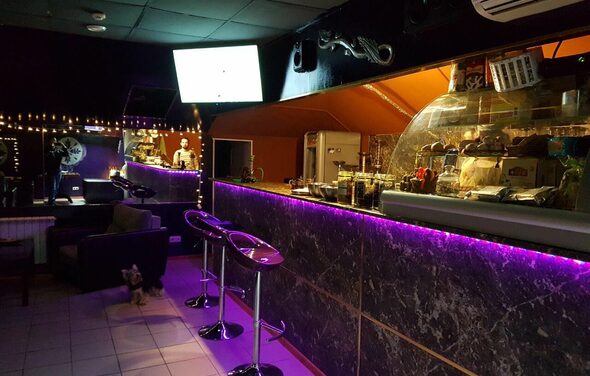 Зеркальный лофт с барной стойкой