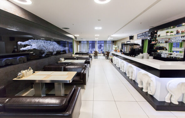 Бар с зелеными растениями 