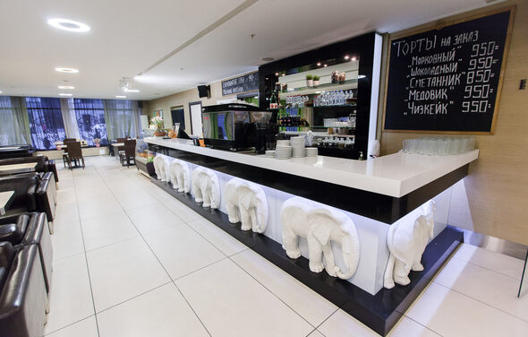 Бар с зелеными растениями 