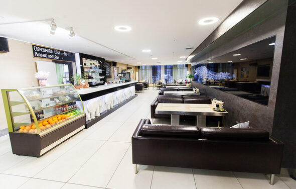 Бар с зелеными растениями 