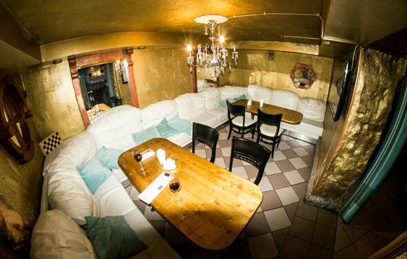 Зал с мягкими диванами 