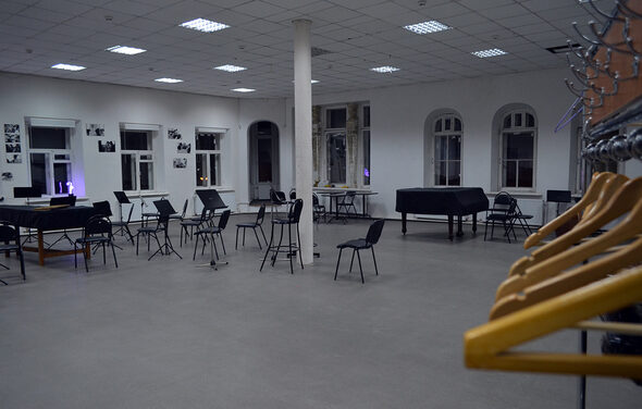 Белый лофт с колоннами и роялем 