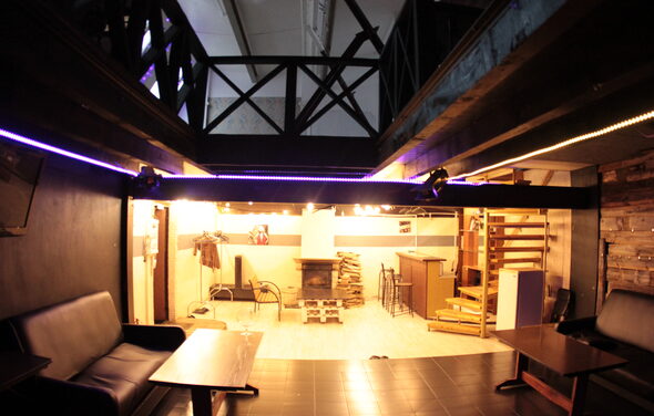 лофт с камином и мансардой