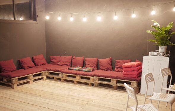 Лофт с экраном во всю стену