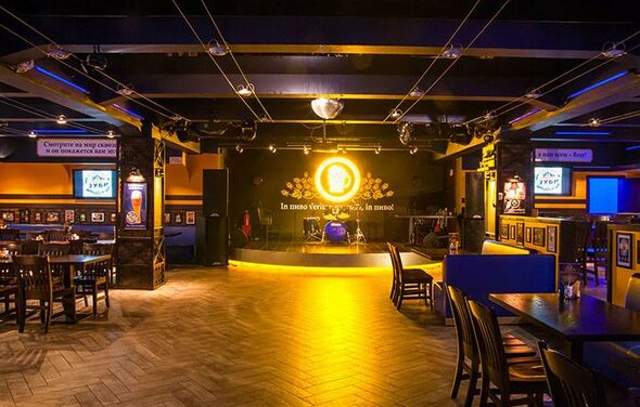 Банкетный зал со сценой