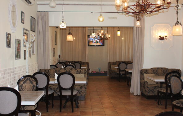 Кафе под закрытие с двумя залами