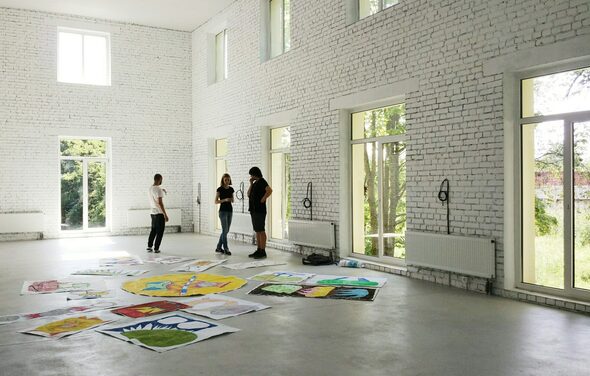 Резиденция искусств и технологий  Белый зал в особняке 