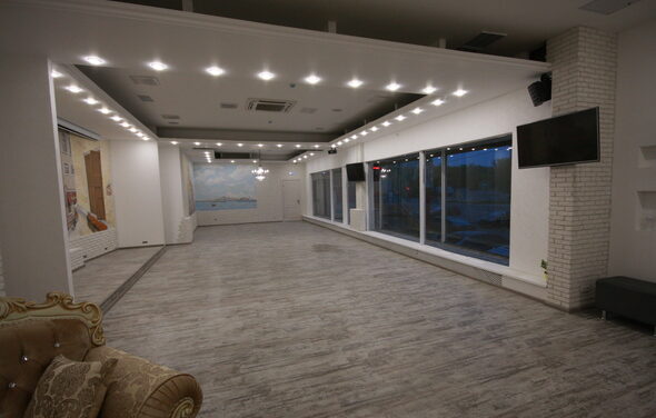 Зал в светлом кирпиче 