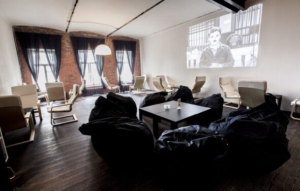 Пространство с кальянами и кино