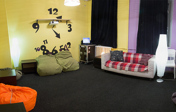 Time Club. Лаундж лофт с пуфиками