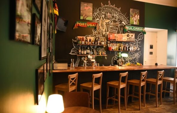 Commode. Зал с высокими потолками в центре