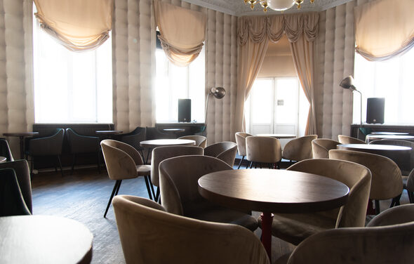 Commode. Зал с балконом 