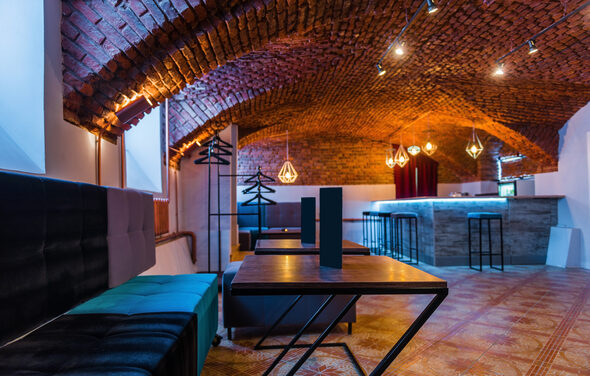 Лофт со сценой и барной стойкой