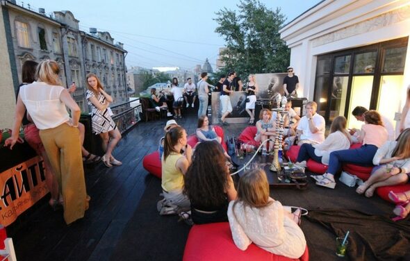 Летняя веранда на крыше в центре Москвы