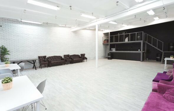 Лофт Империя Лофт с барной стойкой и балконом