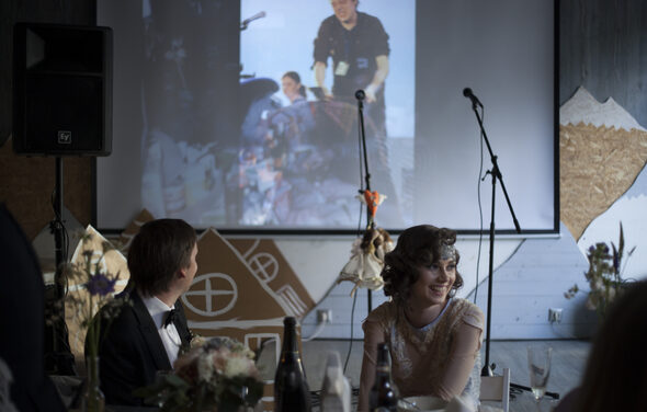 Стильный лофт в скандинавском стиле. Вход с улицы. Свадебное поздравление, видео на большом экране. 