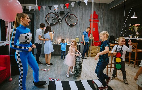 Стильный лофт в скандинавском стиле. Вход с улицы. Детский праздник в аниматором "дорожный инспектор"