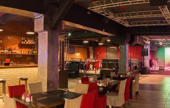 Большой лофт с барными стойками