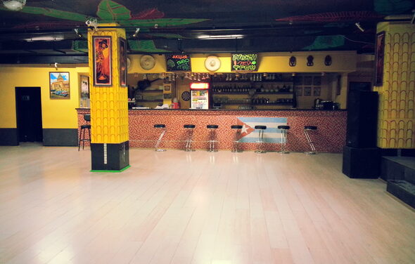 Клубное пространство со сценой