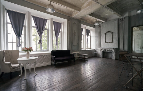 FotoFaktura Зал с белым барокко и большими окнами