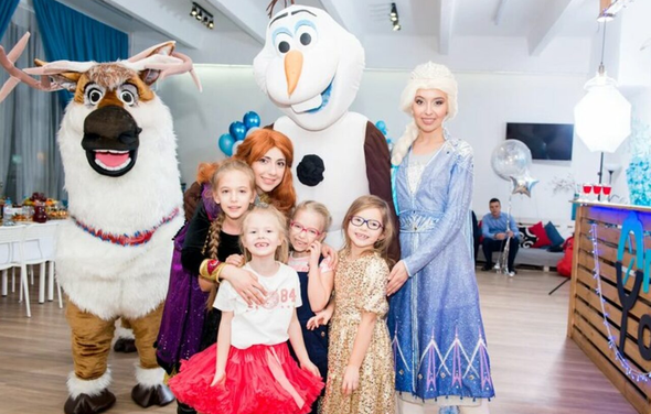 Белый лофт с окнами в пол для детских праздников