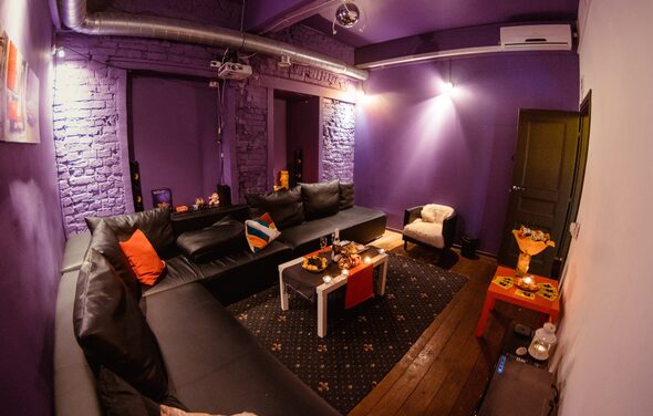 Мини-кинотеатр с играми и кальяном