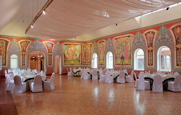 Зал в европейском стиле с арочными окнами