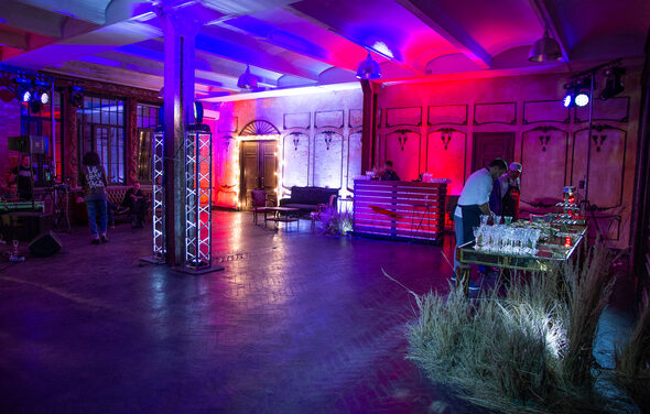 FotoFaktura. Просторный зал в стиле лофт для вечеринок