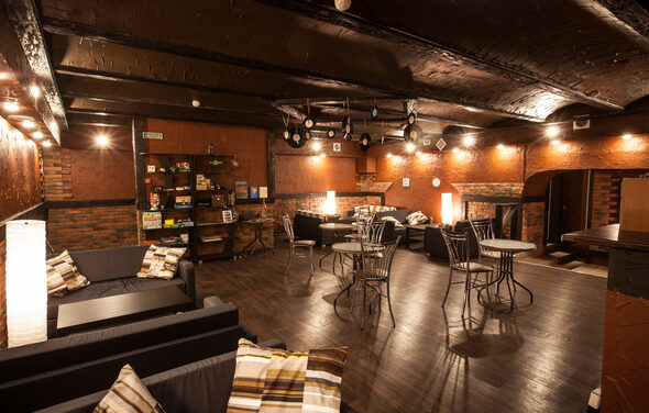  Антикафе Арт-сквер Зал с барной стойкой в центре