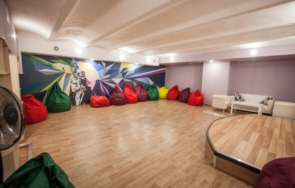 Антикафе Арт-сквер Пространство со сценой и мягкими пуфиками